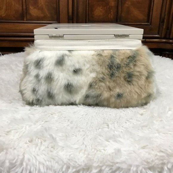 Snow Leopard Faux Fur Double Door 'K' Four Compartment Mirrored Storage Box - Picture 4 of 12